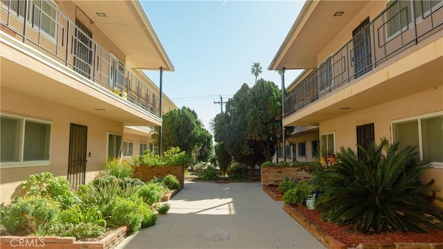 919 E Ln Palma Dr Unit 4, Inglewood, CA 90301 - view of community featuring a patio
