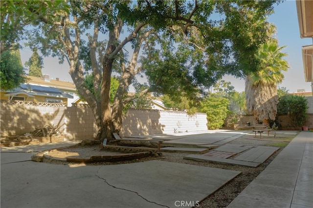 919 E Ln Palma Dr Unit 4, Inglewood, CA 90301 - fenced backyard with a patio area