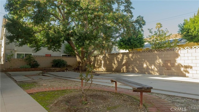 919 E Ln Palma Dr Unit 4, Inglewood, CA 90301 - fenced backyard with a patio