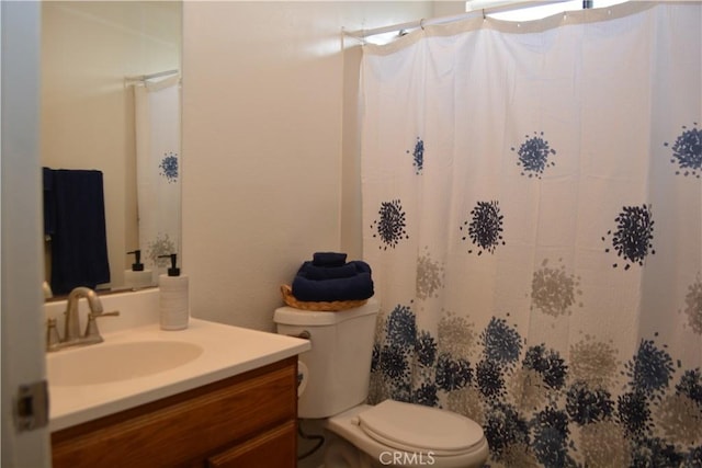 15351 Orange Ave Unit 25, Paramount, CA 90723 - full bathroom with vanity, toilet, and curtained shower