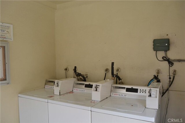 15351 Orange Ave Unit 25, Paramount, CA 90723 - shared laundry featuring independent washer and dryer