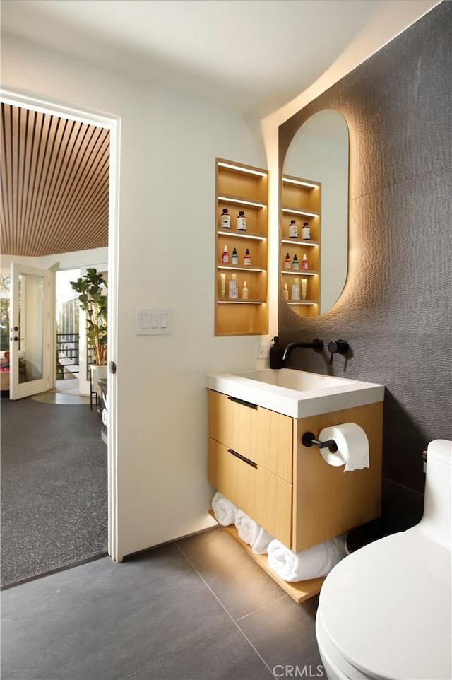 3863 Sherwood Pl, Sherman Oaks, CA 91423 - bathroom featuring vanity, toilet, and built in shelves