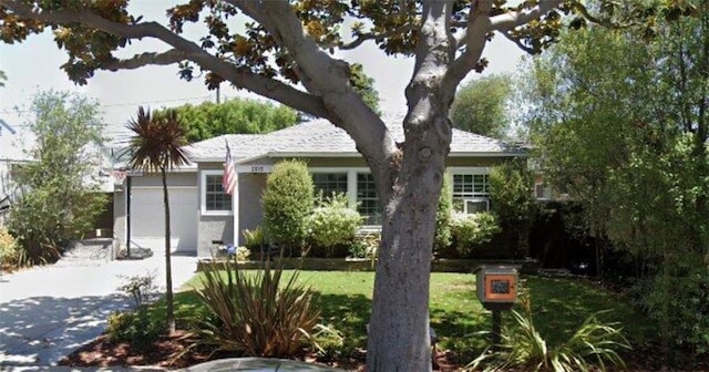 2515 Armour Ln, Redondo Beach, CA 90278 - view of front of home featuring concrete driveway and a front lawn