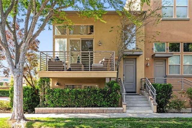 5547 Strand Unit 101, Hawthorne, CA 90250 - townhome / multi-family property featuring stucco siding and a balcony