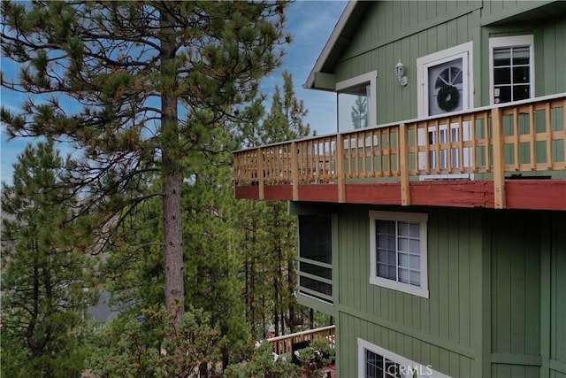1285 Yukon Dr, Lake Arrowhead, CA 92352 - view of side of home with a wooden deck