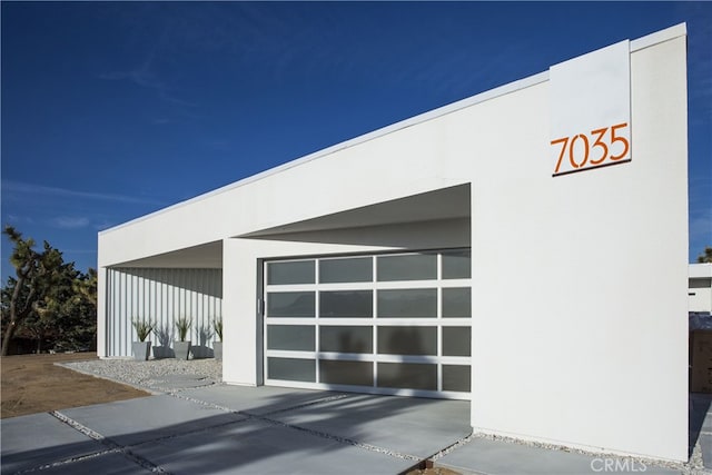7035 Sunny Vista Rd, Joshua Tree, CA 92252 - garage featuring concrete driveway