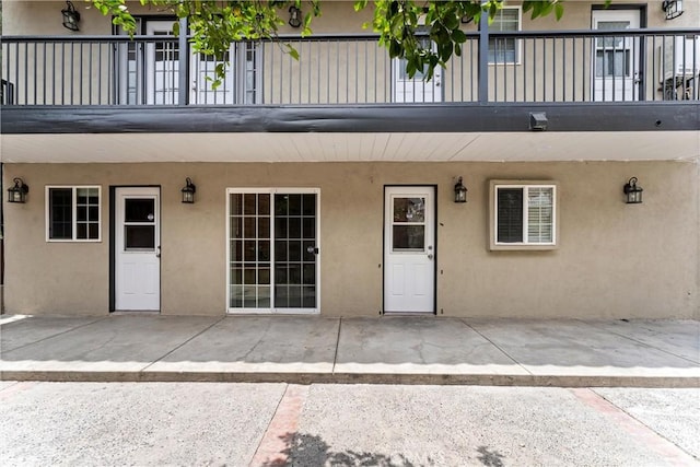 1960 Chariton St, Los Angeles, CA 90034 - entrance to property featuring stucco siding, a patio area, and a balcony