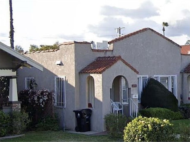 2911 5th Ave, Los Angeles, CA 90018 - view of front facade featuring stucco siding and a tiled roof