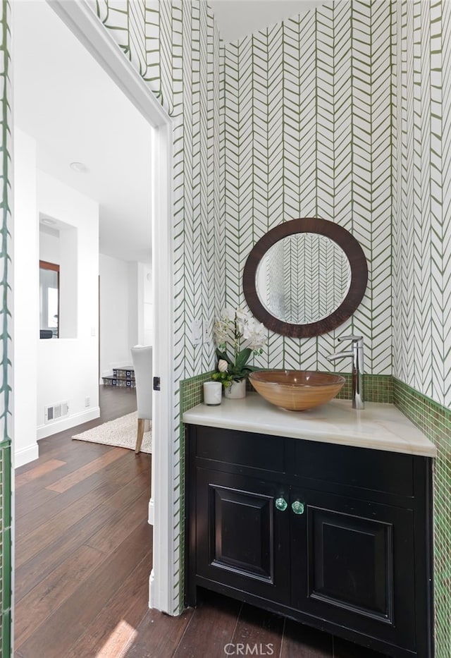 420 34th St, Manhattan Beach, CA 90266 - bar area with wallpapered walls, dark wood finished floors, and an accent wall