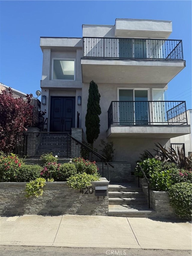 420 34th St, Manhattan Beach, CA 90266 - modern home featuring a balcony and stucco siding
