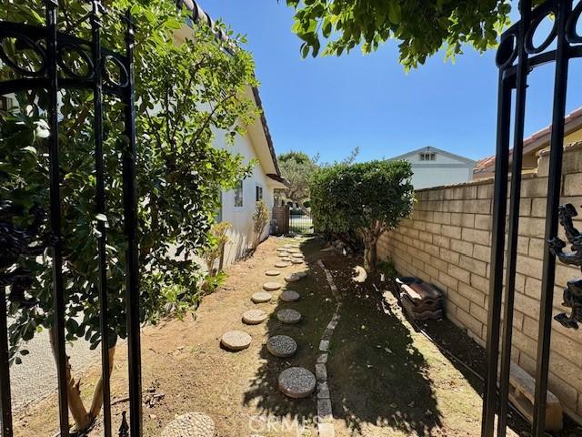1415 Via Vallarta, Riverside, CA 92506 - view of yard