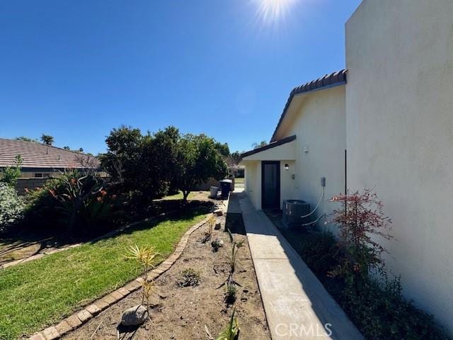 1415 Via Vallarta, Riverside, CA 92506 - view of grassy yard