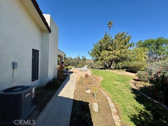 1415 Via Vallarta, Riverside, CA 92506 - view of grassy yard