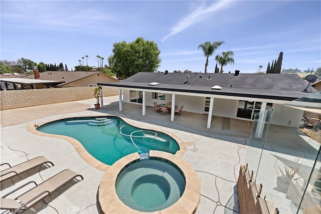 5080 Pinto Pl, Norco, CA 92860 - view of swimming pool featuring a pool with connected hot tub, a patio area, and a fenced backyard