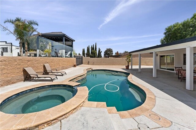 5080 Pinto Pl, Norco, CA 92860 - view of swimming pool with a patio, a fenced backyard, and a pool with connected hot tub
