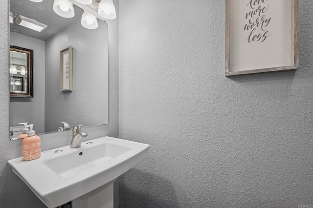 3404 Oak Cliff Dr Unit 8, Fallbrook, CA 92028 - bathroom featuring a textured wall and a sink