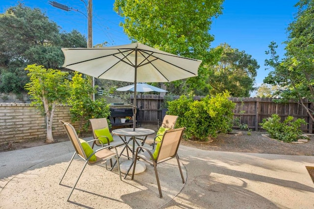 3404 Oak Cliff Dr Unit 8, Fallbrook, CA 92028 - view of patio featuring outdoor dining area