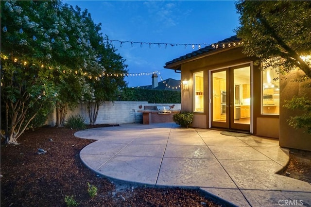 12160 Glines Ct, Tustin, CA 92782 - view of patio featuring an outdoor kitchen