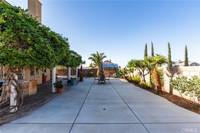 8961 Newcastle Ave, Hesperia, CA 92344 - fenced backyard with outdoor dining area and a patio