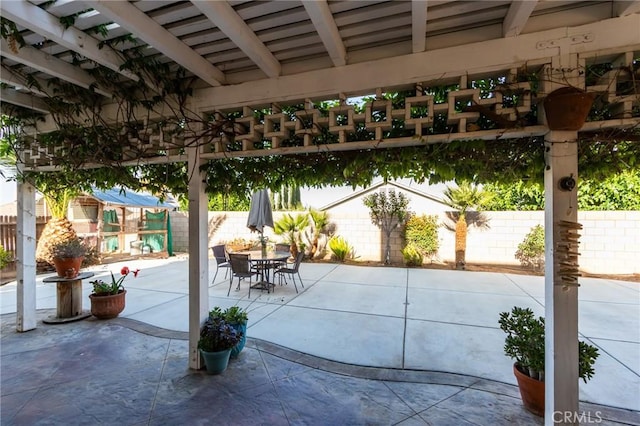 8961 Newcastle Ave, Hesperia, CA 92344 - fenced backyard featuring a patio and outdoor dining area