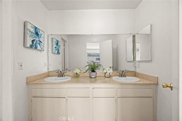 915 Carob Way Unit 2, Montebello, CA 90640 - full bath featuring double vanity