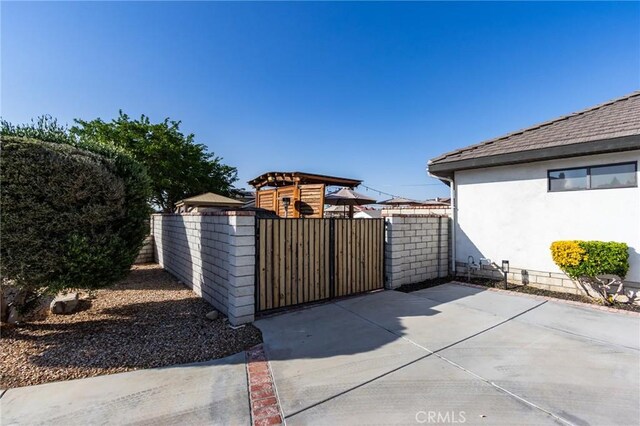 18016 Mariner Dr, Victorville, CA 92395 - view of gate