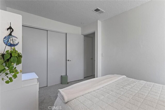 3175 Saginaw Ct, Pleasanton, CA 94588 - bedroom featuring carpet floors, a textured ceiling, and a closet
