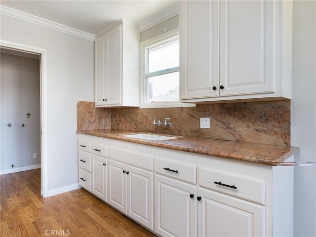 1032 W R St, Wilmington, CA 90744 - kitchen featuring a sink, tasteful backsplash, light wood-style flooring, ornamental molding, and baseboards