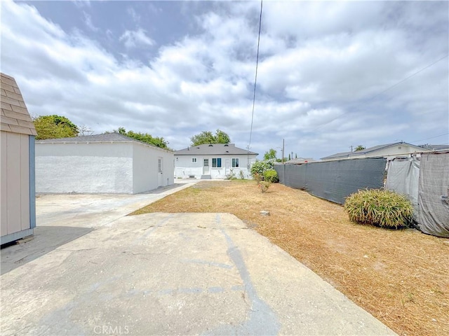 1976 E 112th St, Los Angeles, CA 90059 - view of yard featuring a patio area