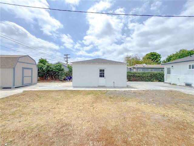 1976 E 112th St, Los Angeles, CA 90059 - back of property with a patio and a yard