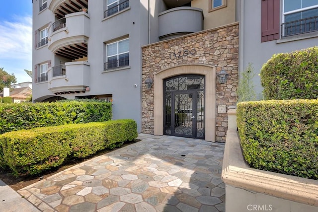 13200 Moorpark St Unit 201, Sherman Oaks, CA 91423 - property entrance featuring stone siding and stucco siding