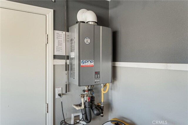 29042 Botanical Cir, Menifee, CA 92584 - utility room featuring water heater