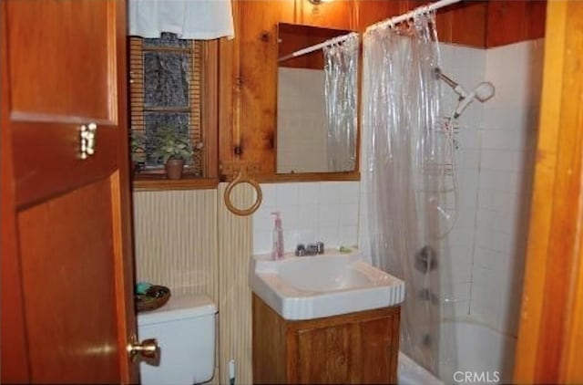 29053 Cedar Ter, Lake Arrowhead, CA 92321 - bathroom with toilet, shower / bath combination with curtain, vanity, and backsplash