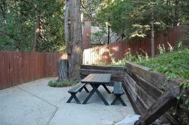 29053 Cedar Ter, Lake Arrowhead, CA 92321 - fenced backyard with a patio area