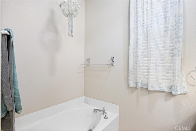 959 Corwin Pl, Hemet, CA 92544 - full bathroom with a garden tub and a chandelier
