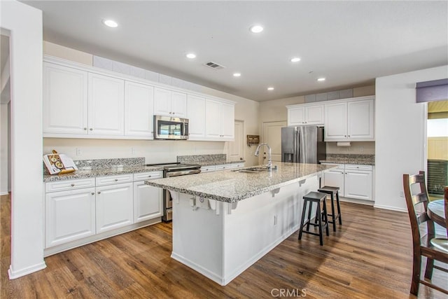 467 Buena Mesa Dr, Calimesa, CA 92320 - kitchen featuring stainless steel appliances, a sink, white cabinets, dark wood-type flooring, and recessed lighting