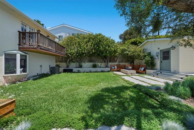 1330 8th St, Manhattan Beach, CA 90266 - view of yard featuring an outdoor living space