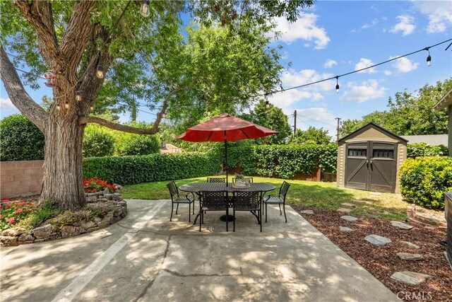 25159 Wheeler Rd, Newhall, CA 91321 - fenced backyard featuring a patio and outdoor dining space