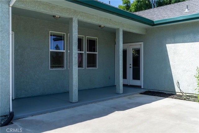 1095 Glenwood Ln, Willows, CA 95988 - property entrance with stucco siding and a patio area
