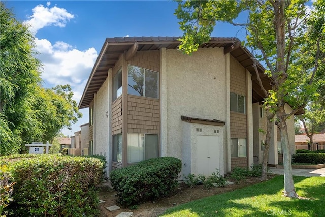 901 Golden Springs Dr Unit D13, Diamond Bar, CA 91765 - view of front of home featuring a front yard and stucco siding
