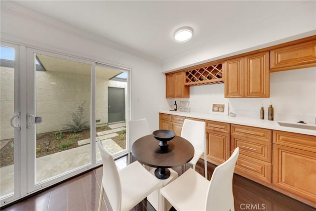 187 S Catalina Ave Unit 4, Pasadena, CA 91106 - dining room with wet bar and ornamental molding
