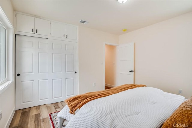 9331 Hunt Ave, South Gate, CA 90280 - bedroom featuring light wood-style flooring, a closet, and baseboards