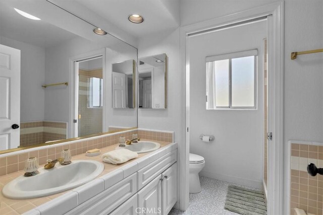 320 W 19th St Unit 1, San Pedro, CA 90731 - full bath featuring double vanity, toilet, and baseboards