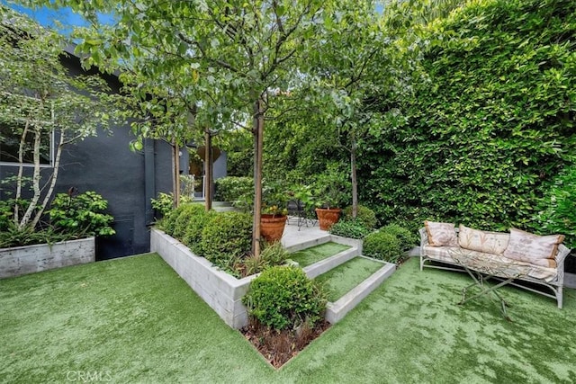 541 1st St, Manhattan Beach, CA 90266 - view of green lawn
