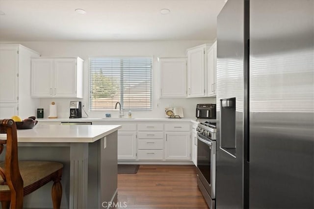 1467 Hunter Moon Way, Beaumont, CA 92223 - kitchen featuring appliances with stainless steel finishes, a breakfast bar area, light countertops, and white cabinetry