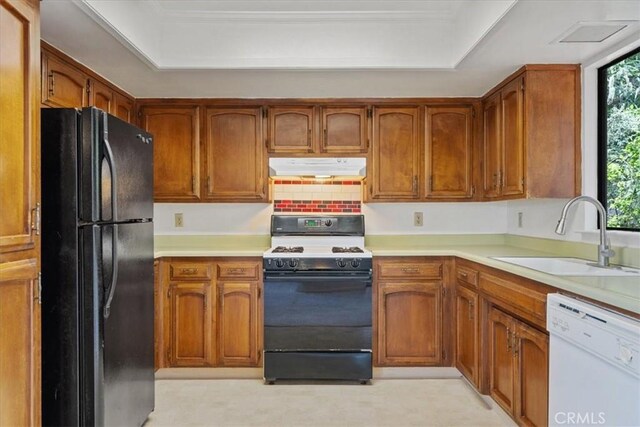 645 Worcester Dr, Cambria, CA 93428 - kitchen featuring white appliances, a sink, under cabinet range hood, a tray ceiling, and ornamental molding