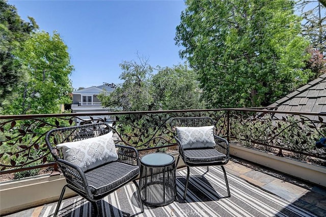 2917 N Poinsettia Ave, Manhattan Beach, CA 90266 - view of wooden deck