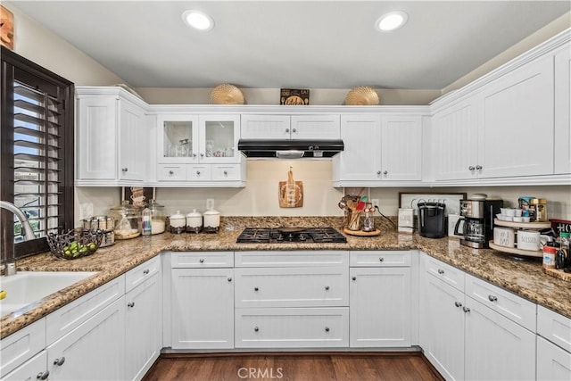 7925 Hemingway Ct, Fontana, CA 92336 - kitchen with gas cooktop, under cabinet range hood, a sink, white cabinets, and dark wood finished floors