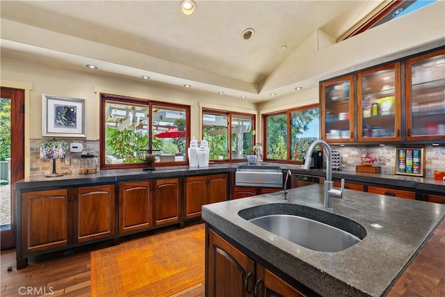7626 E Saddlehill Trl, Orange, CA 92869 - kitchen featuring a sink, recessed lighting, tasteful backsplash, a kitchen island with sink, and lofted ceiling