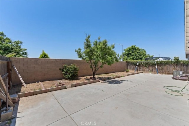 1171 S Filbert Ave, Fresno, CA 93727 - fenced backyard with a patio area